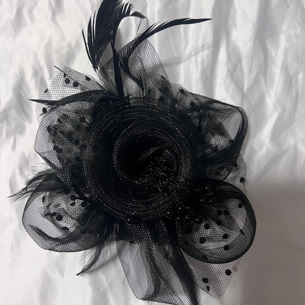 Black Feathered Fascinator Headpiece - Elegant Women’s Hair Accessory - Picture 4 of 5
